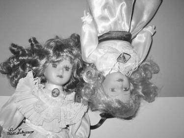 Fotografía titulada "Deux petites poupées" por Lucie Estermann, Obra de arte original, Fotografía digital