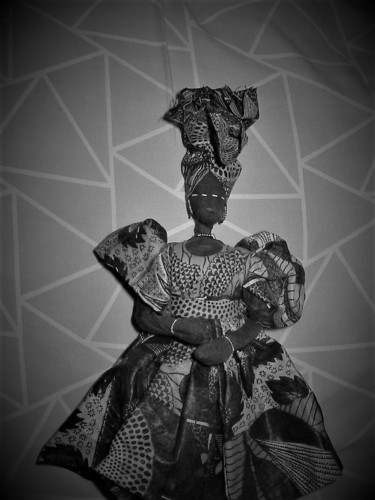 Photographie intitulée "Poupée africaine en…" par Lucie Estermann, Œuvre d'art originale, Photographie numérique