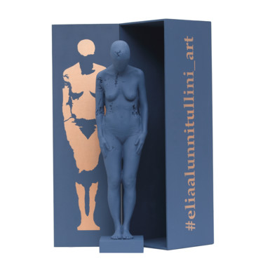 Siamo solo prodotti (blu) / We are only products Sculpture intitulée "Siamo solo prodotti…" par Elia Alunni Tullini, Œuvre d'art originale, Résine