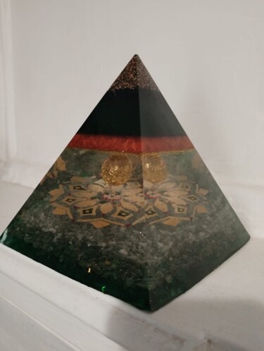 Scultura intitolato "Pyramide orgonite f…" da Elina, Opera d'arte originale, Resina