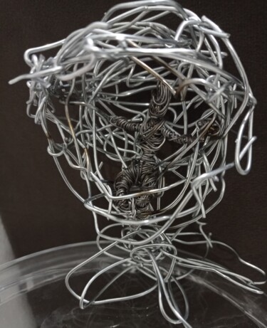 Escultura intitulada "Pensamentos confuso…" por Elis Galindo, Obras de arte originais, Arame