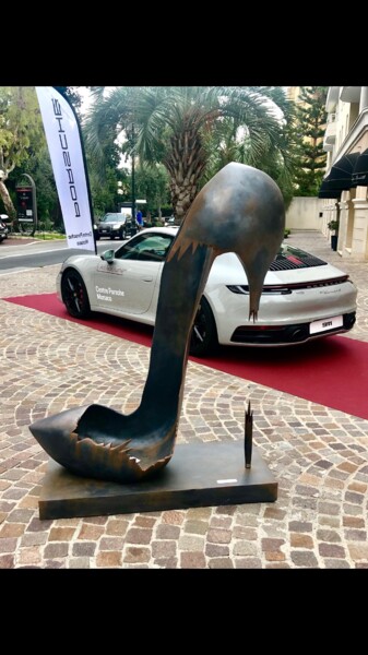 Скульптура под названием "The broken shoe.png" - Elisabeth D'Equainville, Подлинное произведение искусства, Смола