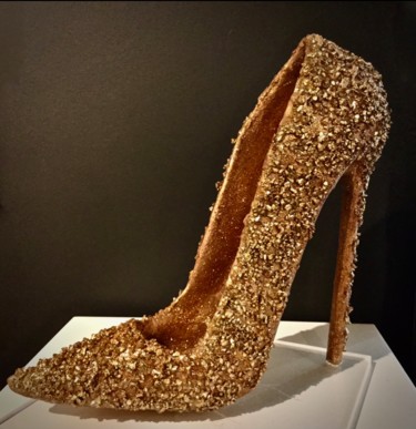 Scultura intitolato "Golden shoe" da Elisabeth D'Equainville, Opera d'arte originale, Resina