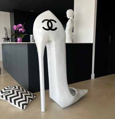 Escultura titulada "Escarpin Chanel" por Elisabeth D'Equainville, Obra de arte original, Resina