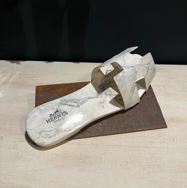Scultura intitolato "Sandale Hermès marb…" da Elisabeth D'Equainville, Opera d'arte originale, Resina
