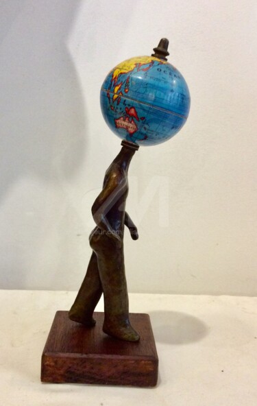 Scultura intitolato "« Le petit globe tr…" da Elisabeth Faucheur, Opera d'arte originale, Bronzo