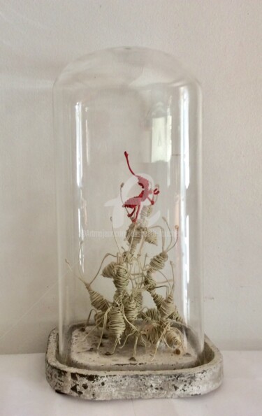 Sculpture titled "« La petite reine »" by Elisabeth Faucheur, Original Artwork, Wire