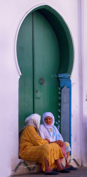 Photographie intitulée "Bavardage au Maroc" par Elisabeth Hurtel, Œuvre d'art originale, Photographie numérique