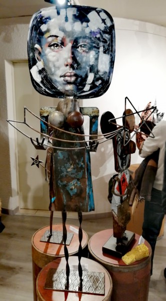 Sculpture intitulée "La tête dans les ét…" par Élise Poinsenot, Œuvre d'art originale, Acrylique