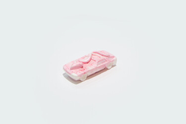 Escultura intitulada "Car (delicate pink)" por Elizaveta Berkutova, Obras de arte originais, Plástico