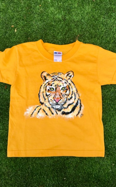 T-shirt rugissant Design intitulée "T-shirt rugissant" par Nora Leynadier, Œuvre d'art originale, Vêtements