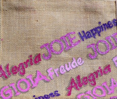 Textielkunst getiteld "Joie! #artistsuppor…" door Nora Leynadier, Origineel Kunstwerk, Accessoires