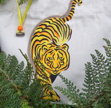 Arte textil titulada "My tiger" por Nora Leynadier, Obra de arte original, Accesorios