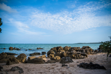 Fotografia intitulada "Praia com rochas na…" por Elton Abreu, Obras de arte originais, Fotografia digital