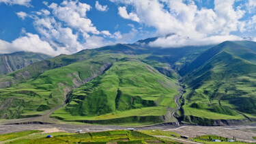 「Caucasus panorama,…」というタイトルの写真撮影 Emaga Travels ✈️ By Emaga.Art 🎨によって, オリジナルのアートワーク, デジタル
