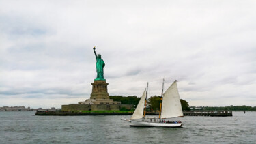 Fotografia intitolato "Statue of Liberty w…" da Emaga Travels By Emaga Art, Opera d'arte originale, Fotografia digitale