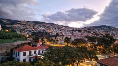 「Funchal at sunrise」というタイトルの写真撮影 Emaga Travels ✈️ By Emaga.Art 🎨によって, オリジナルのアートワーク, デジタル