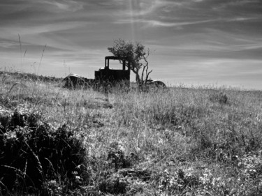 Photographie intitulée "Le tracteur abandon…" par Emilie Reydon, Œuvre d'art originale