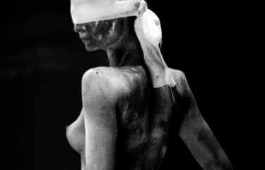 Fotografie getiteld "Blindfolded Times" door Emir Sergo, Origineel Kunstwerk, Niet gemanipuleerde fotografie