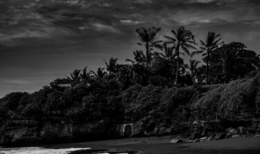 Photographie intitulée "Cliff at Black Sand…" par Emir Sergo, Œuvre d'art originale, Photographie non manipulée