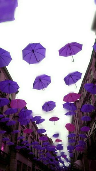 Photographie intitulée "Lâcher de parapluies" par Emma Laflute, Œuvre d'art originale, Photographie numérique