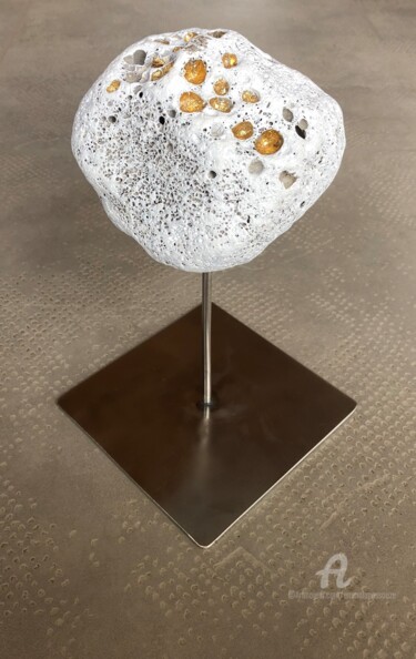 Scultura intitolato "Météorite dorée" da Emma Lapassouze, Opera d'arte originale, Pietra