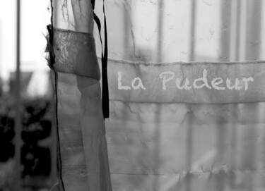 Photographie intitulée "La pudeur" par Emma Laroche, Œuvre d'art originale, Photographie numérique