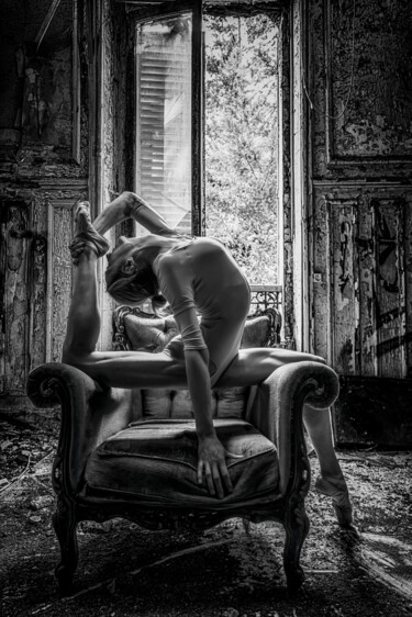Photographie intitulée "Acrobat girl." par Emmanuel Raussin, Œuvre d'art originale, Photographie numérique