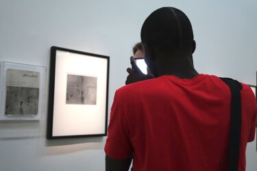 「At the museum」というタイトルの写真撮影 Emmanuel Jahanによって, オリジナルのアートワーク, デジタル