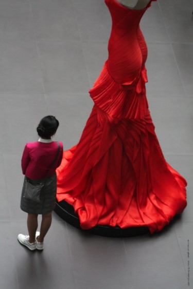 Fotografía titulada "woman and the red c…" por Emmanuel Jahan, Obra de arte original
