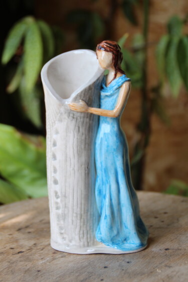 Skulptur mit dem Titel "femme bleue et vase" von Emmanuelle Bernard, Original-Kunstwerk