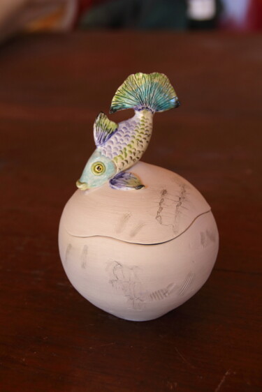 Design intitulée "boite ronde poisson…" par Emmanuelle Bernard, Œuvre d'art originale