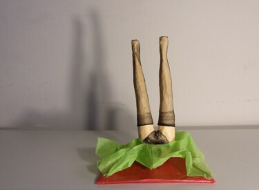 Sculpture titled "GAMBE ALL'ARIA" by Enrico Marzi, Original Artwork, Paper maché
