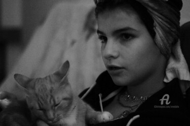 Photographie intitulée "Girl with the cat" par Erealpha, Œuvre d'art originale, Photographie non manipulée