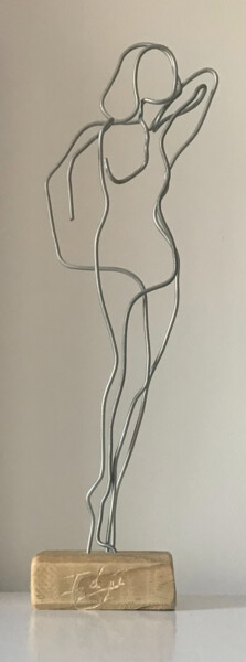 Skulptur mit dem Titel "Pin up" von Eric Garnier, Original-Kunstwerk, Holz