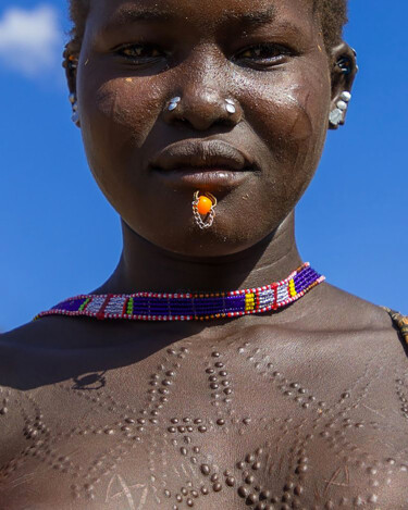 Photographie intitulée "Jeune fille" par Eric Lafforgue, Œuvre d'art originale, Photographie non manipulée