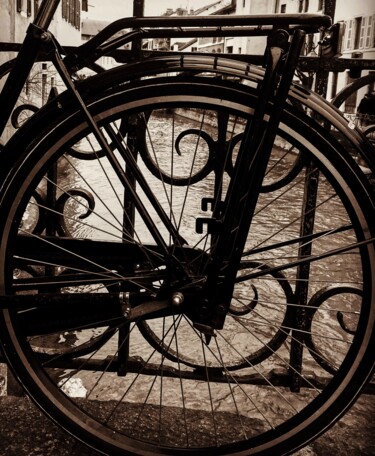 Photographie intitulée "Au détour d’une roue" par Eric Leroy (Rico), Œuvre d'art originale, Photographie numérique Monté sur…