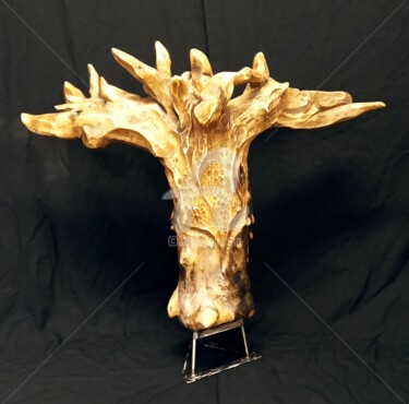 제목이 "Taurus"인 조형물 Eric Rodriguez Sculpture로, 원작, 나무