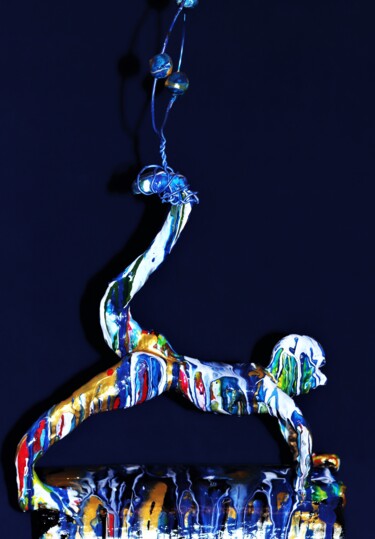 Sculptuur getiteld "Plastered man juggl…" door Esmeralda Skverer, Origineel Kunstwerk, Polymeer klei