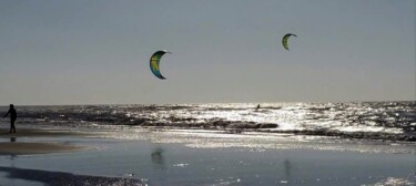 Photographie intitulée "Kite surfers at the…" par Esmeralda Skverer, Œuvre d'art originale, Photographie numérique