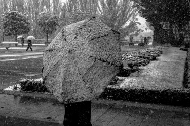 Photographie intitulée "Snowing in Léon" par Estêvão Lafuente, Œuvre d'art originale, Impression numérique