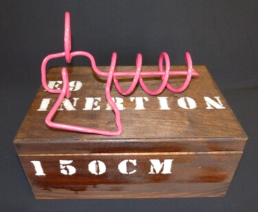 150CM9, un micro space gun framboise d'E9 Inertion de la série N°28 Sculpture intitulée "150CM9, un micro sp…" par Etienne Frouin (E9 Inertion), Œuvre d'art originale, Métaux
