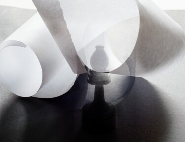 Photographie intitulée "Series "Paper"" par Eugene Pitenin, Œuvre d'art originale