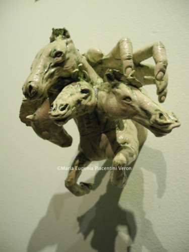 Scultura intitolato "Apocalyptic horses" da María Eugenia Piacentini Veron, Opera d'arte originale, Ceramica