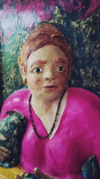Scultura intitolato "Frau in Magenta am…" da Eva Diez, Opera d'arte originale, Argilla Montato su Telaio per barella in legno