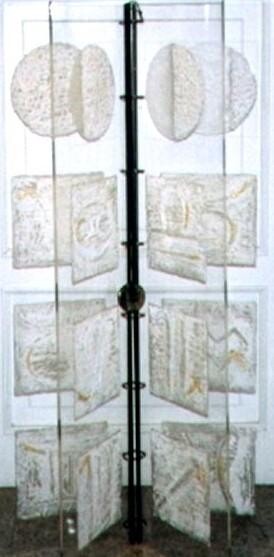 Скульптура под названием "Libro dello zodiaco" - Eva Hodinova, Подлинное произведение искусства, Пластмасса