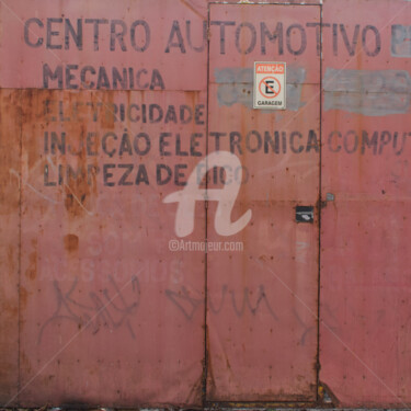 Fotografia intitulada "Garage door to what…" por E. Vargas, Obras de arte originais, Fotografia digital