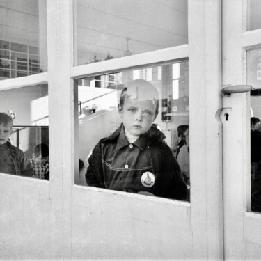 Photographie intitulée "Rentrée scolaire" par Gilbert Le Vast, Œuvre d'art originale, Photographie argentique