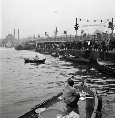 Photography titled "La pêche sur le pon…" by Gilbert Le Vast, Original Artwork, Analog photography