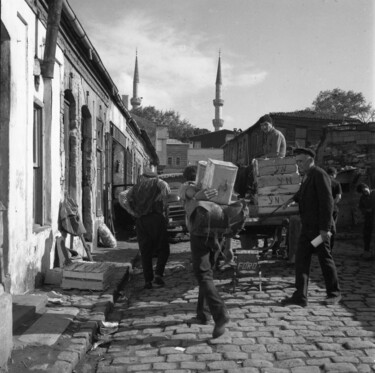 Fotografía titulada "Istanbul porteur" por Gilbert Le Vast, Obra de arte original, Fotografía analógica